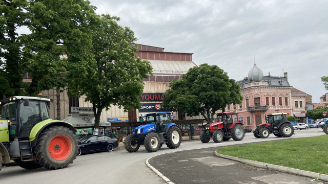 Poljoprivrednici Prihvatili Ponudu Vlade Blokade Se Obustavljaju