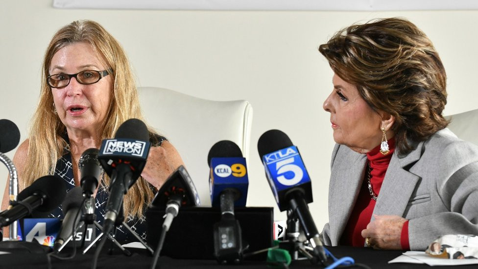 Mэmi Mitčell (na foto sleva) vo vremя press-konferencii so svoim advokatom Glorieй Allred