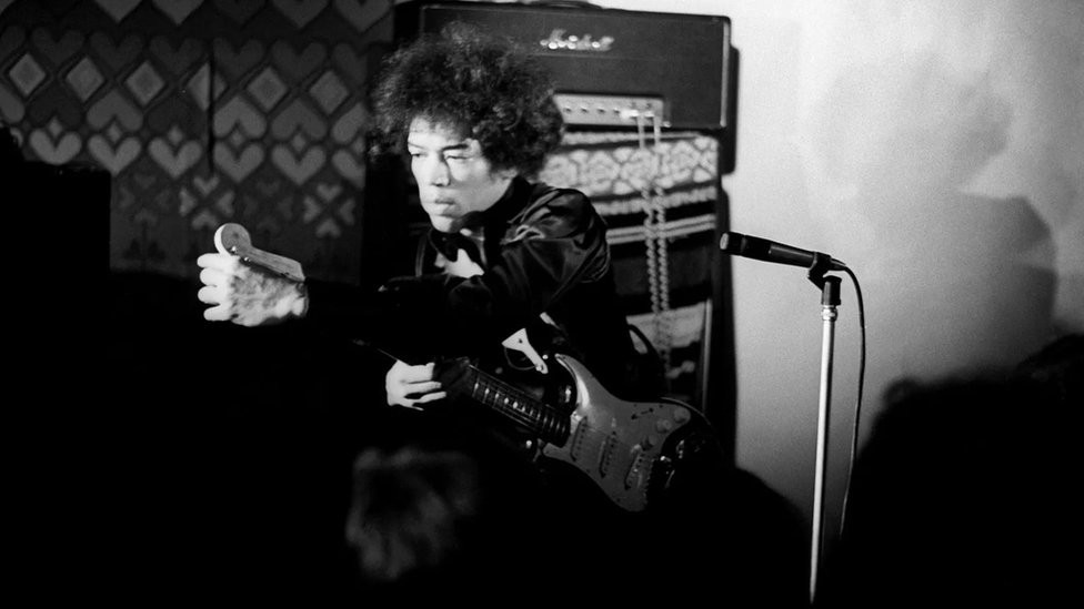 Hendriks je ispekao zanat svirajući u većim bendovima, gde je od inovativnih gitarista učio nove pristupe instrumentu