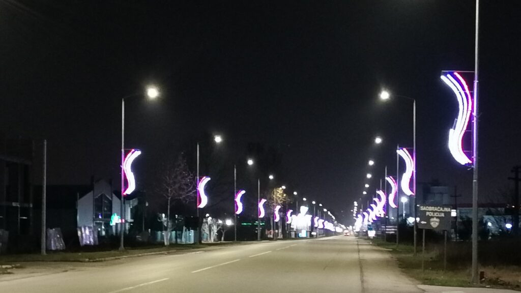 okićen ulaz u grad