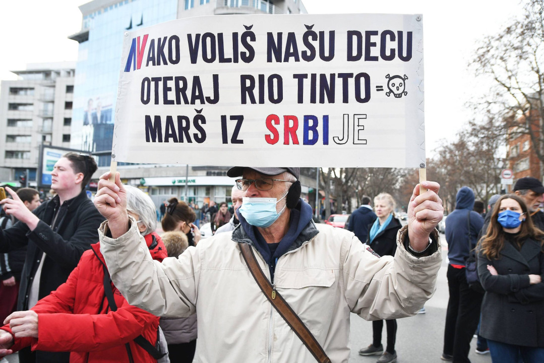 Novi Sad, 3.01.2022. &#8211; Ekoloski aktivisti koji se protive nameri kompanije &#8222;Rio Tinto&#8220; da otvori rudnik litijuma kod Loznice blokirali su danas u 13 casova centralnu raskrsn