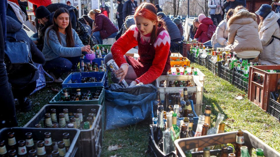 Mladi prave molotovljeve kokretel u Užgorodu, mestu na krajnjem zapadu zemlje.