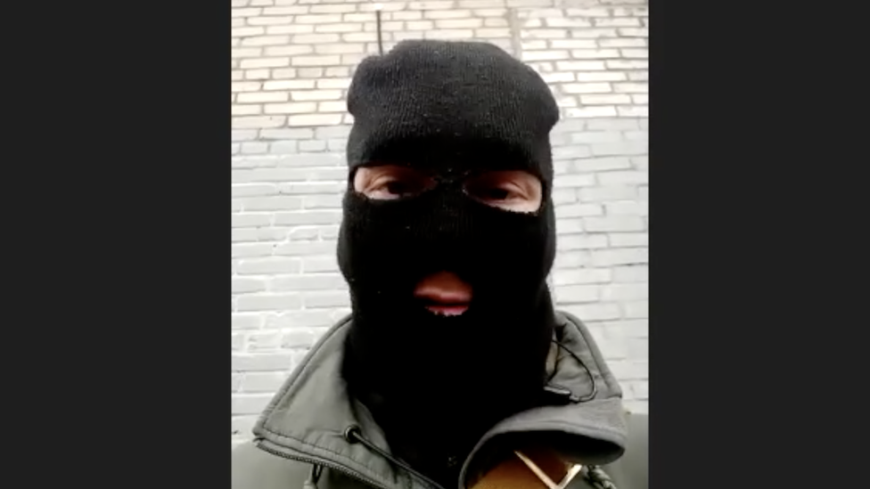Dobrovolec v maske