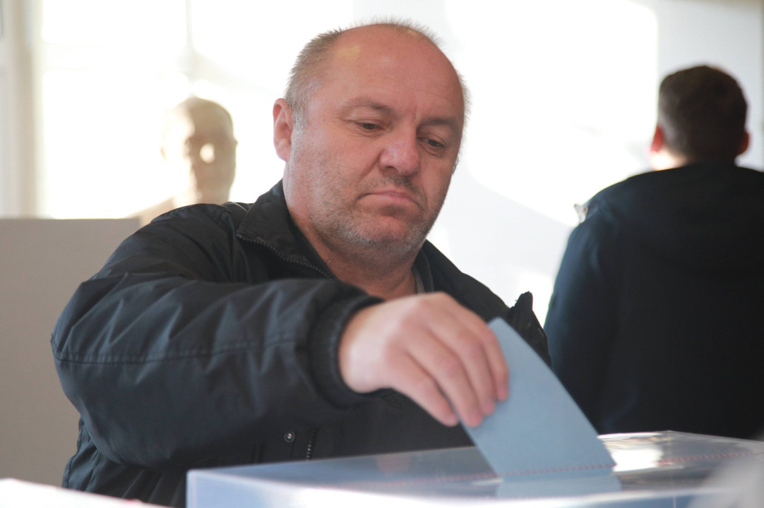 Beograd, 3.04.2022. &#8211; Jutros u sedam sati otvorena su glasacka mesta na predsednickim i parlamentarnim izborima kao i na beogradskim i izborima u 12 lokalnih samouprava, a pravo glasa i