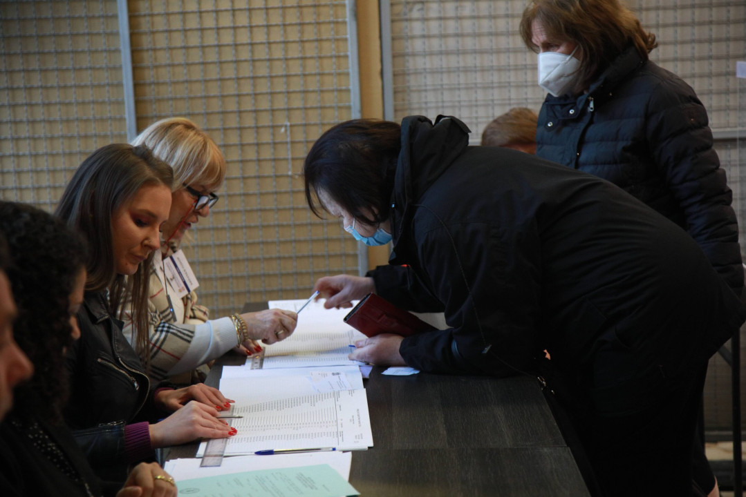 Beograd, 3.04.2022. &#8211; Jutros u sedam sati otvorena su glasacka mesta na predsednickim i parlamentarnim izborima kao i na beogradskim i izborima u 12 lokalnih samouprava, a pravo glasa i