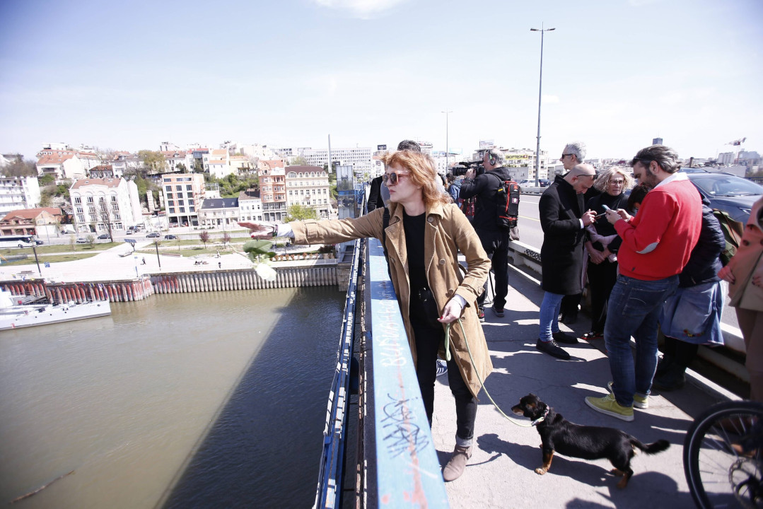 Beograd, 8.04.2022. &#8211; Nezavisno udruzenje novinara Srbije (NUNS) bacanjem belih ruza s Brankovog mosta obelezilo je godisnjicu smrti novinarke Radislave &#8211; Dade Vujasinovic. (BETAP