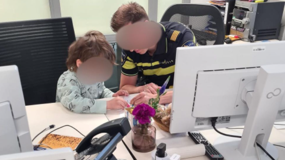 dečak i policajac u policijskoj stanici
