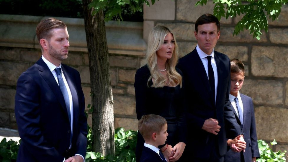 Erik Tramp (levo) i Ivanka Tramp sa Džaredom Kušnerom