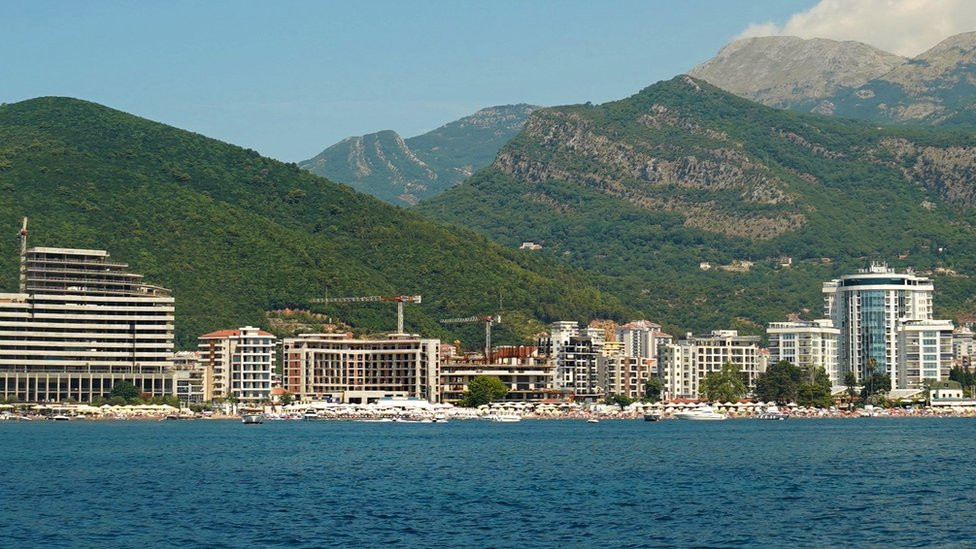 višespratnice uz plažu zaklanjaju pogled komšijama u zaleđu