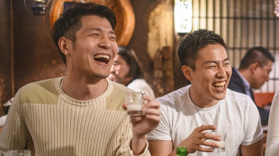 mladi u Japanu piju sake