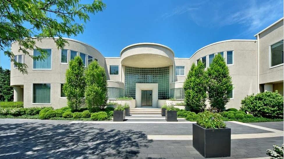 A picture of the front of Michael's Jordan Highland Park mansion