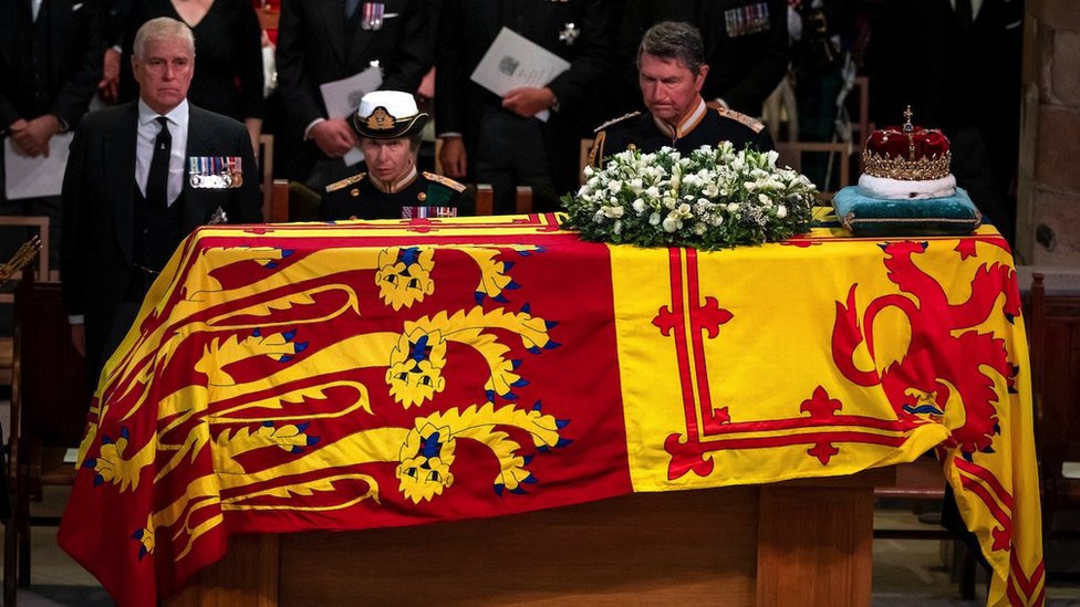 kovčeg sa telom kraljice Elizabete Druge