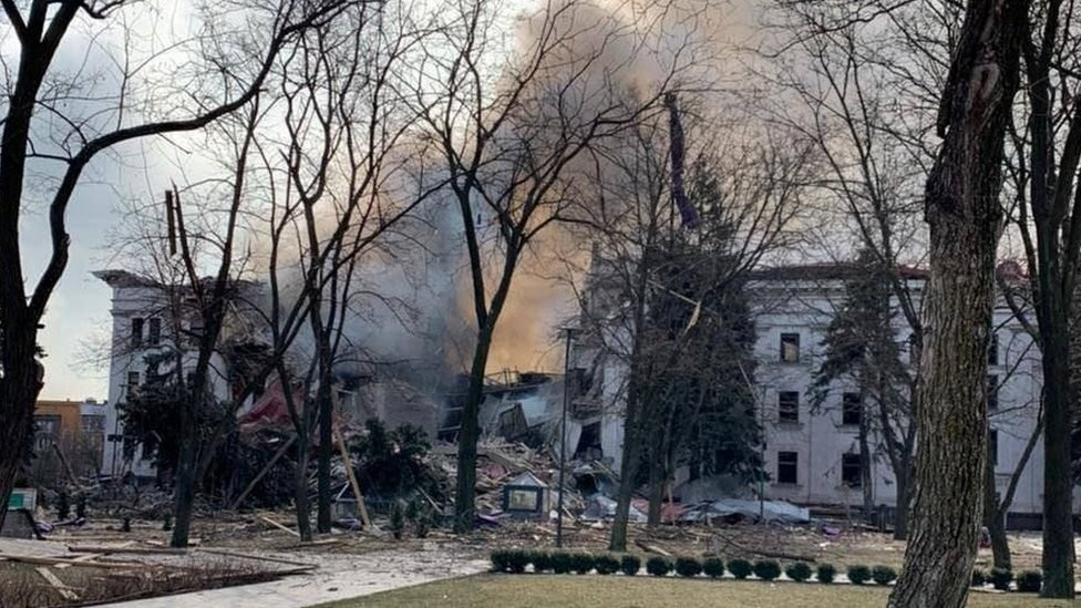 Pozorište u Marijupolju posle vazdušnog napada