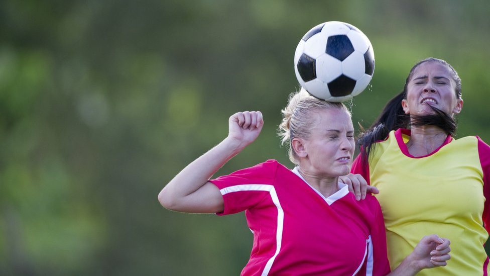 dve fudbalerke igraju glavom