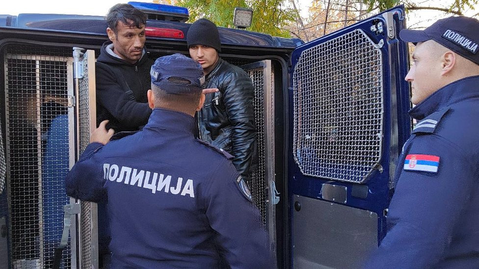 policija, migranti