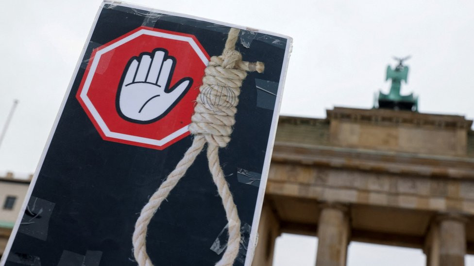 Plakat protiv vešanja na protestu protiv iranskog režima nakon smrti Mahse Aminija