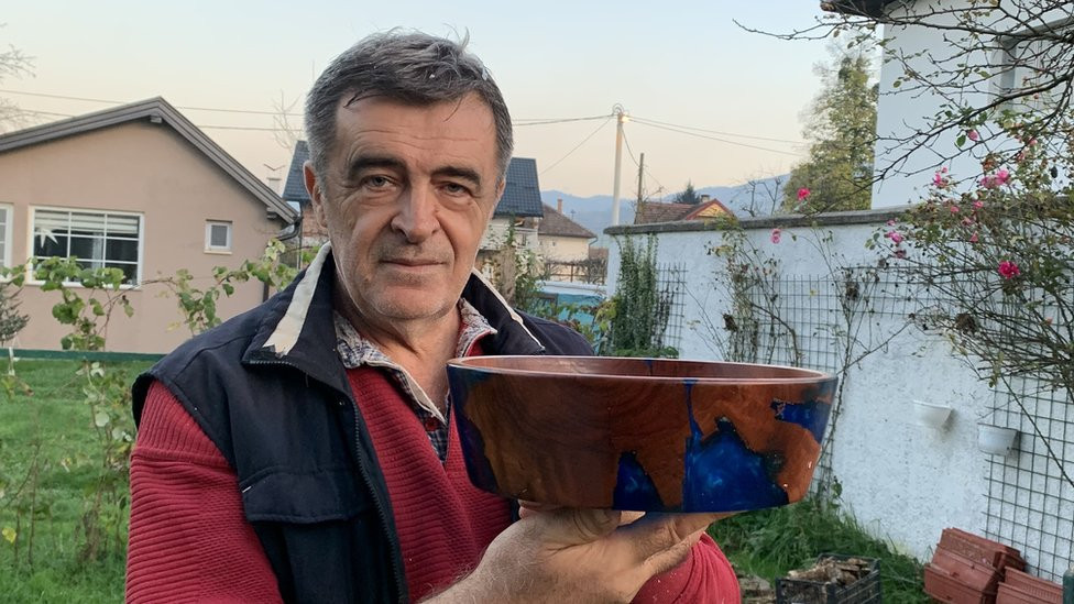 Reko pravi činije od drveta i epoksidne smole iz hobija