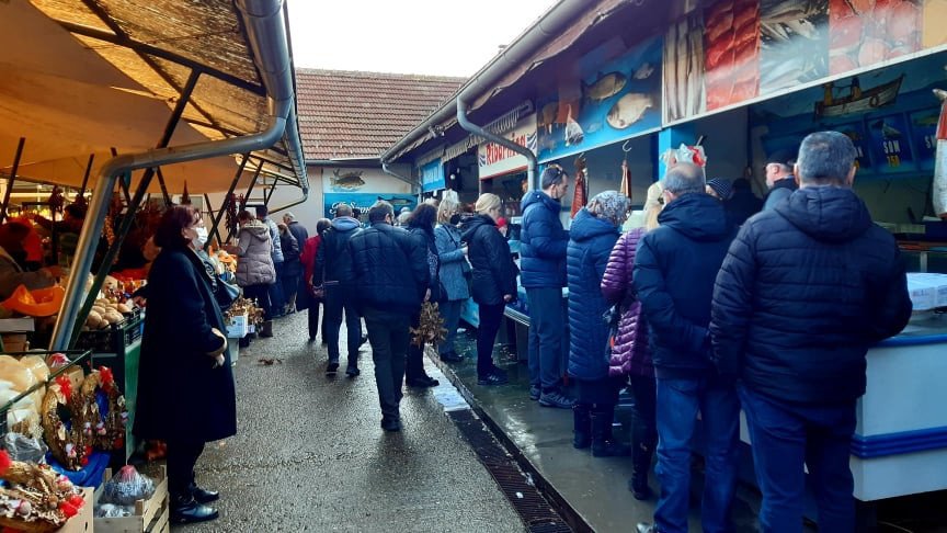 redovi ispred ribarnice