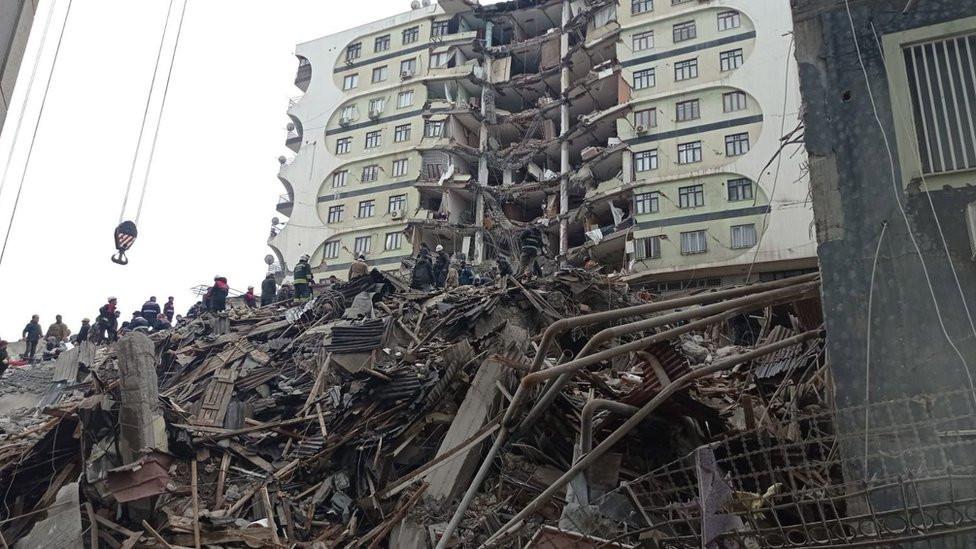 Potpuno uništena zgrada u turskom Dijarbakiru