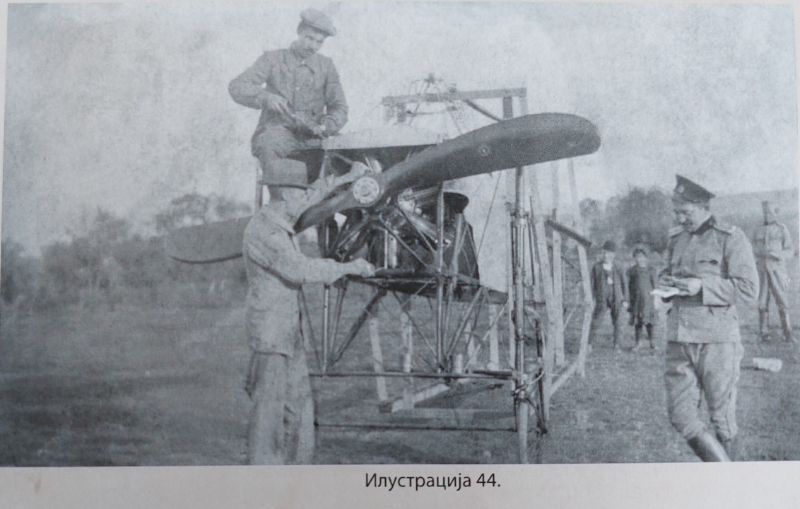 Mehaničari montiraju aeroplan Bleriot XI Militaire na požarevačkom aerodromu, 1915. (IAP, Digitalna biblioteka D. Šaler)
