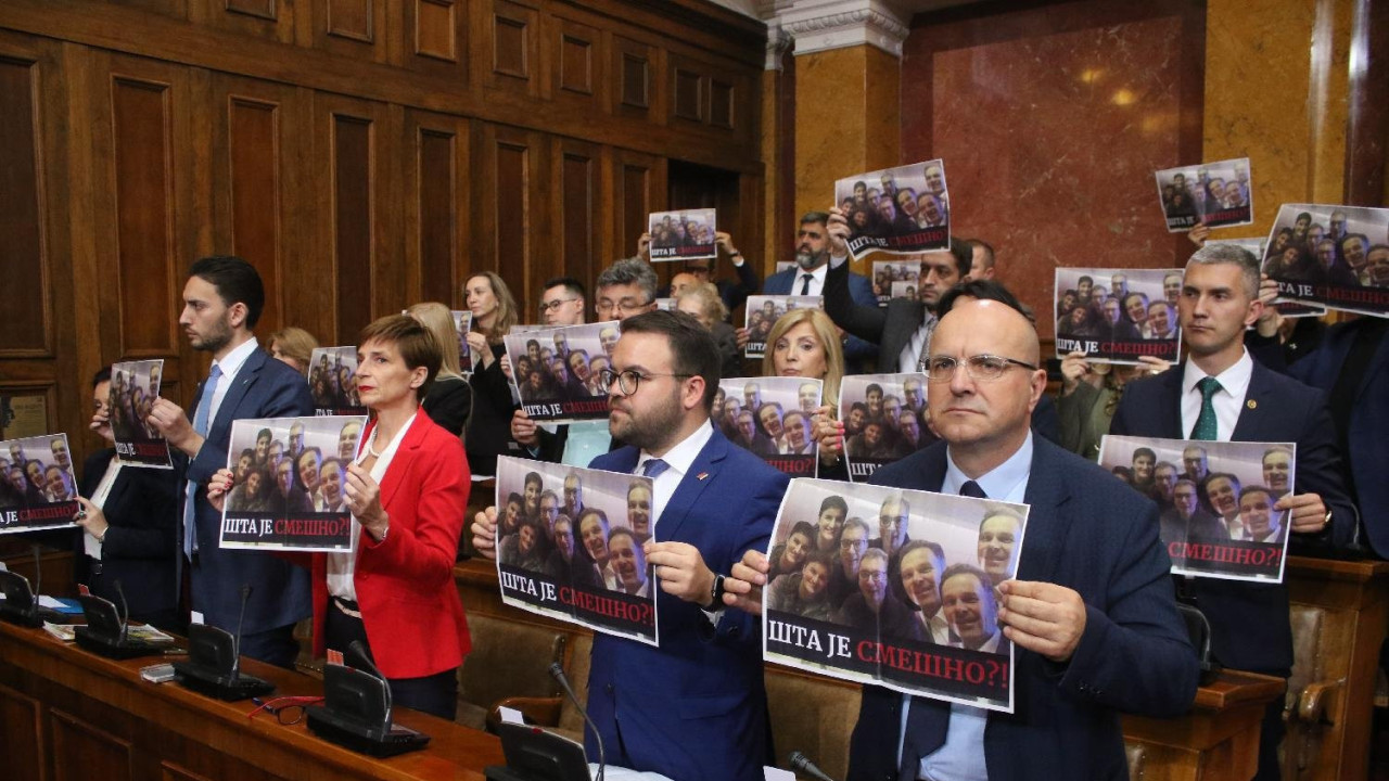 Opozicioni poslanici na sednici skupštine Srbije 18. maj 2023.