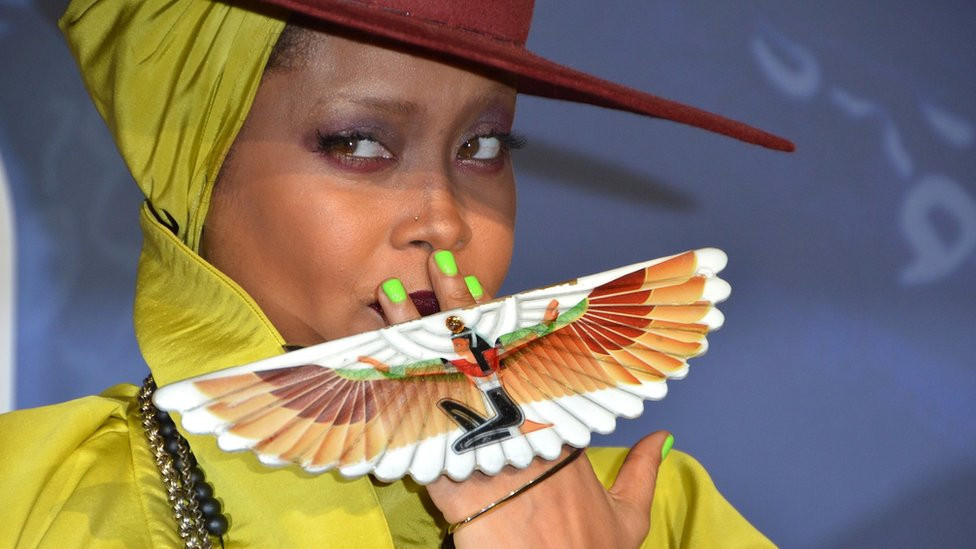 Pevačica Erika Badu je nosila prsten sa egipatskom boginjom na dodeli Soul Trejn muzičkih nagrada 2016. godine