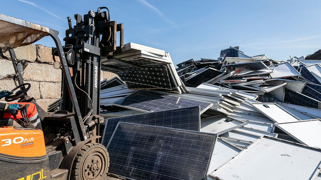 Viljuškar podiže solarne panele