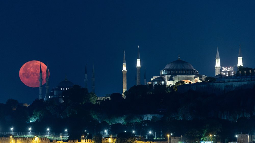Pun mesec iznad Aja Sofije i Plave džamije u Istanbulu 3. jula