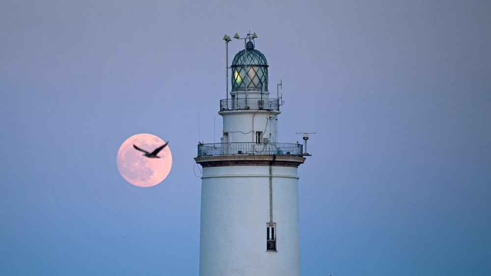 Super Mesec iznad svetionika u španskoj Malagi na fotografiji nastaloj 2. jula