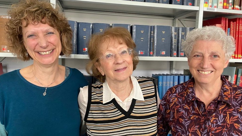 Inge se sastala sa Haninim ćerkama Helen i Debi u aprilu