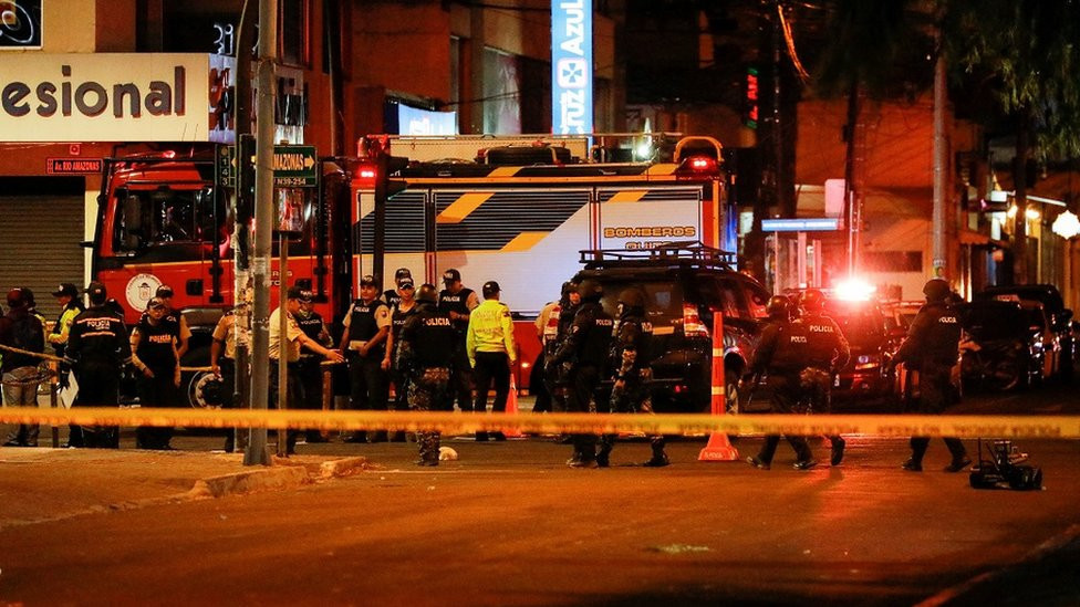 Policija na mestu gde je kandidat za predsednika Ekvadora Fernando Viljavisensijo ubijen u Kitou, Ekvador, 9. avgust 2023.