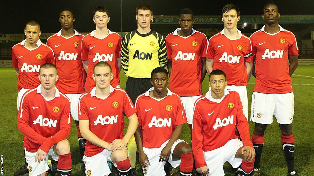 Omladinski tim Mančester Junajteda iz februara 2011. godine. Ravel Morison (gornji red, skroz levo), Pol Pogba (gornji red, skroz desno), Mišel Fornasije (donji red, drugi s leva) i Džesi Lingard (donji red, skroz desno) bili su učenici Eštona na Mersiju.