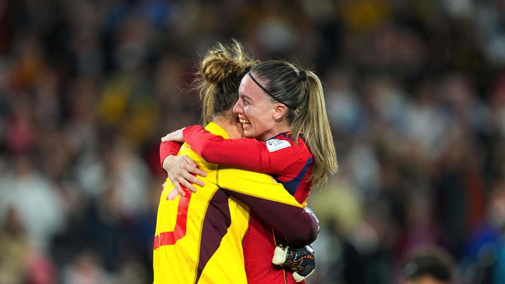 Coll hugs Ivana Andrés in the final