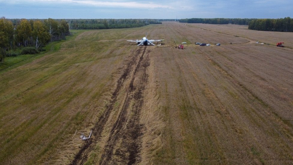 Avion Ural erlajnsa napravio brazde u polju prilikom sletanja
