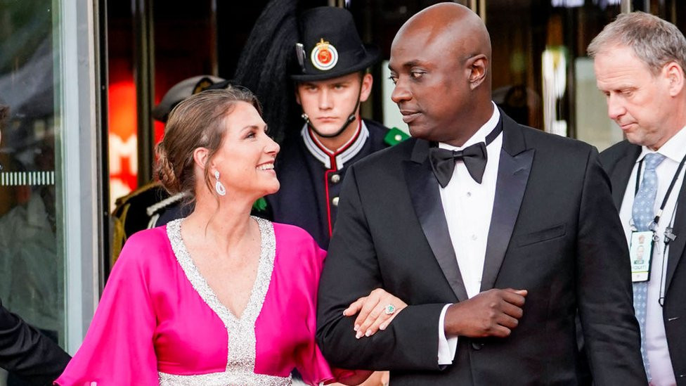 Norveška princeza Marta Luiz i njen verenik, samoprozvani šaman Durek Veret, stižu na proslavu u Oslo
