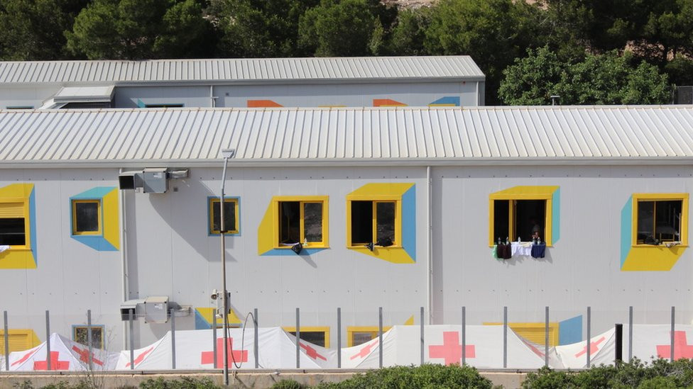 migranti, migrantski kamp u Lampeduzi