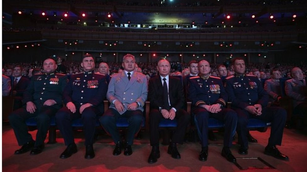 «Komandir s pozыvnыm Silьver». Komandir 106-й tulьskoй divizii VDV general Vladimir Seliverstov (kraйniй sprava) na koncerte v čestь 23 fevralя (2020 god)