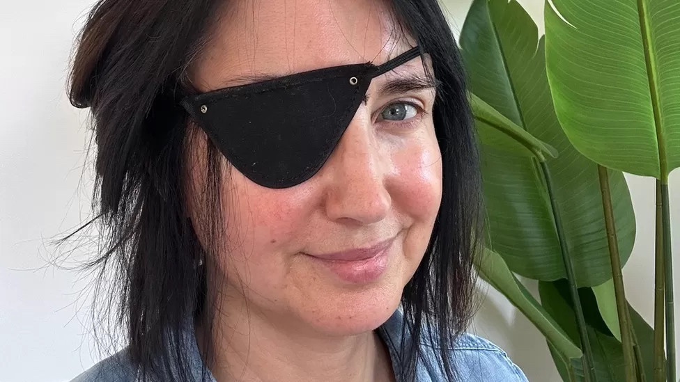 BBC novinarka Lusi Oven nosi povez preko oka