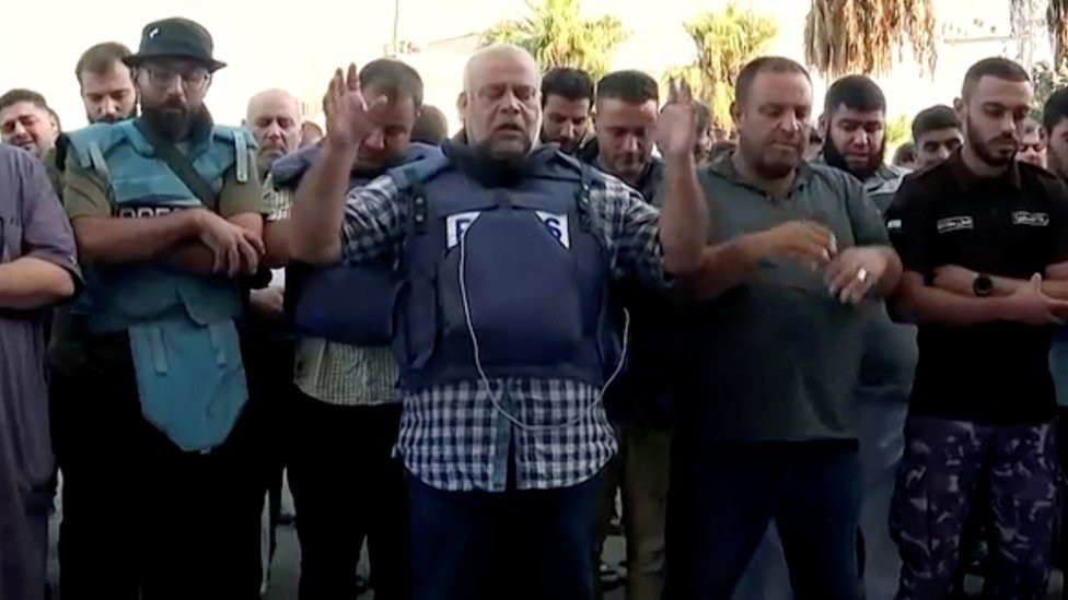 Vael Al Daduh iz Ali Džazire na sahrani žene i dece