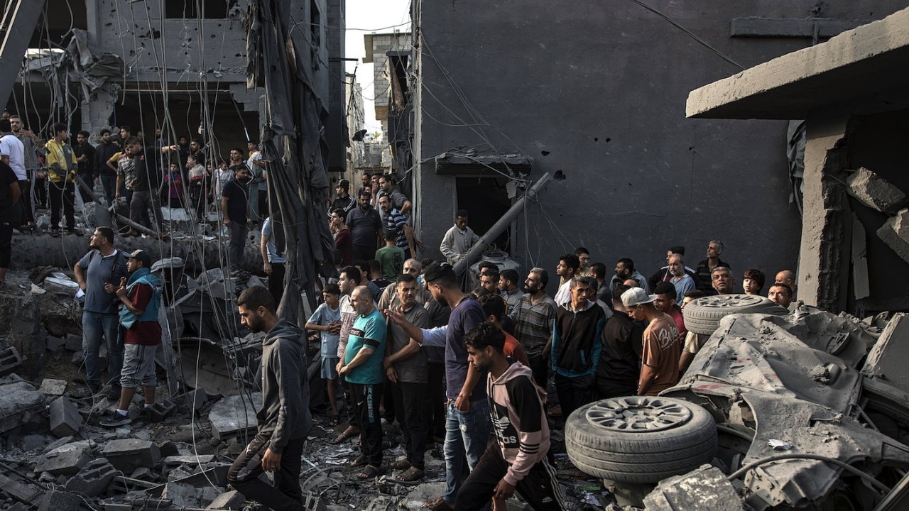 Palestinci tragaju za preživelima i telima stradalih u napadu na izbeglički kamp El Magazi