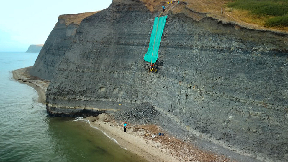 Proces iskopavanja obavljen je na konopcima visoko iznad Dorsetske plaže