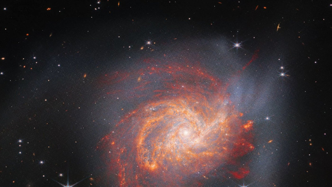 Spirals of sandy-coloured dust circle around a bright centre