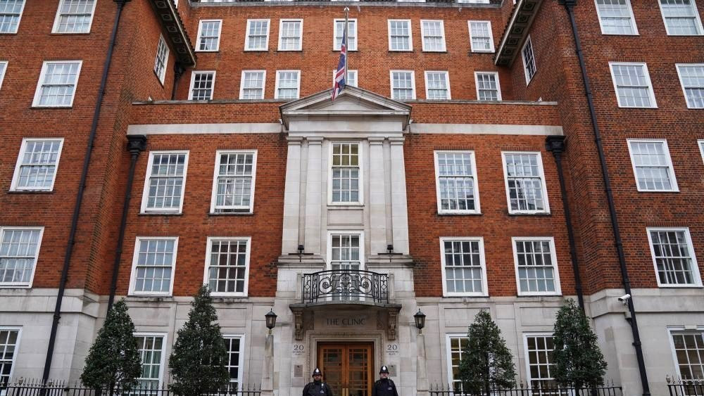 Policajci ispred Londonske klinike