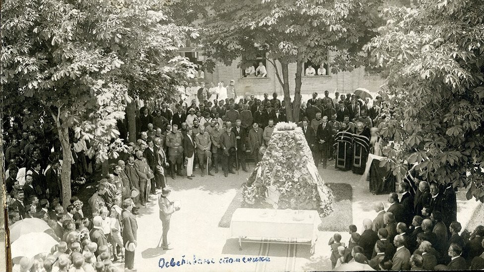 Osveštavanje spomenika pacijentima umrlim od tifusa u Moravskoj stalnoj vojnoj bolnici