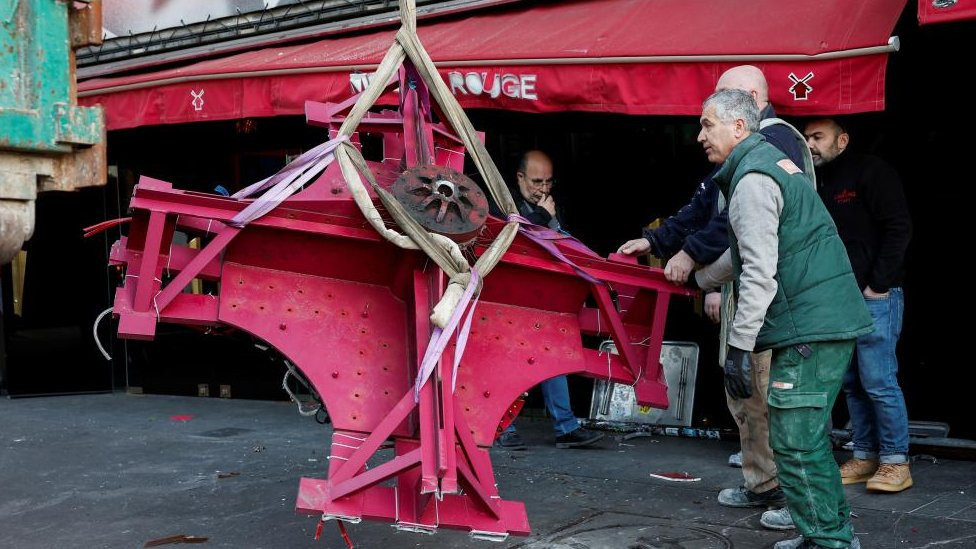 Slomljena jedra znamenite crvene vetrenjače na vrhu Mulen Ruža, najpoznatijeg pariskog kabare kluba, odneta su nakon što su otpala tokom noći u Parizu