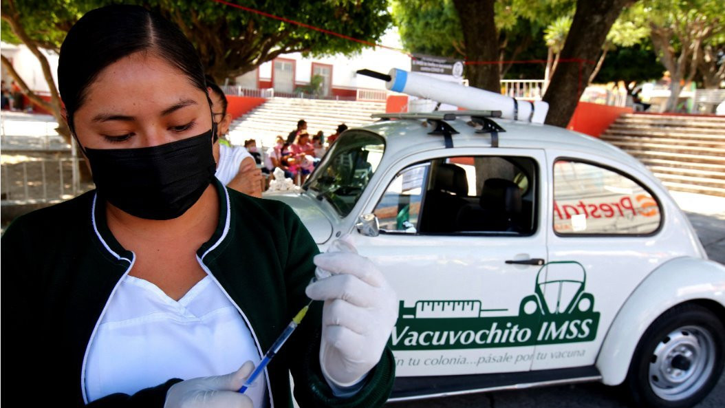 medicinska sestra iz meksičkog Instituta za socijalno osiguranje priprema jednu dozu AstraZeneka vakcine