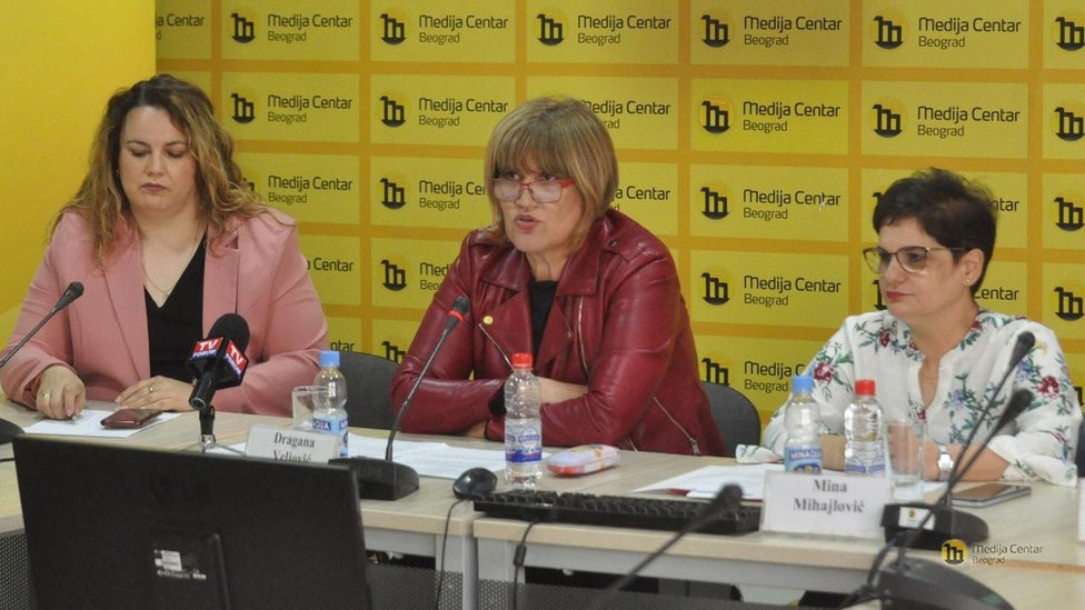 Dragana Veljović (u sredini) i Mina Mihajlović (prva zdesna) na konferenciji povodom uvođenja nove SOS linije