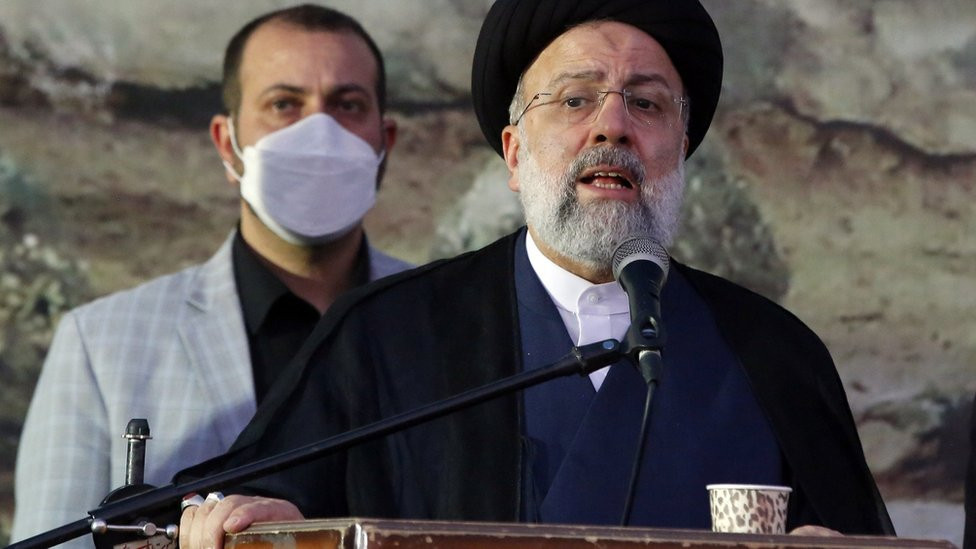 Iranian presidential candidate Ebrahim Raisi addresses supporters at an election rally in Eslamshahr, Iran (6 June 2021)