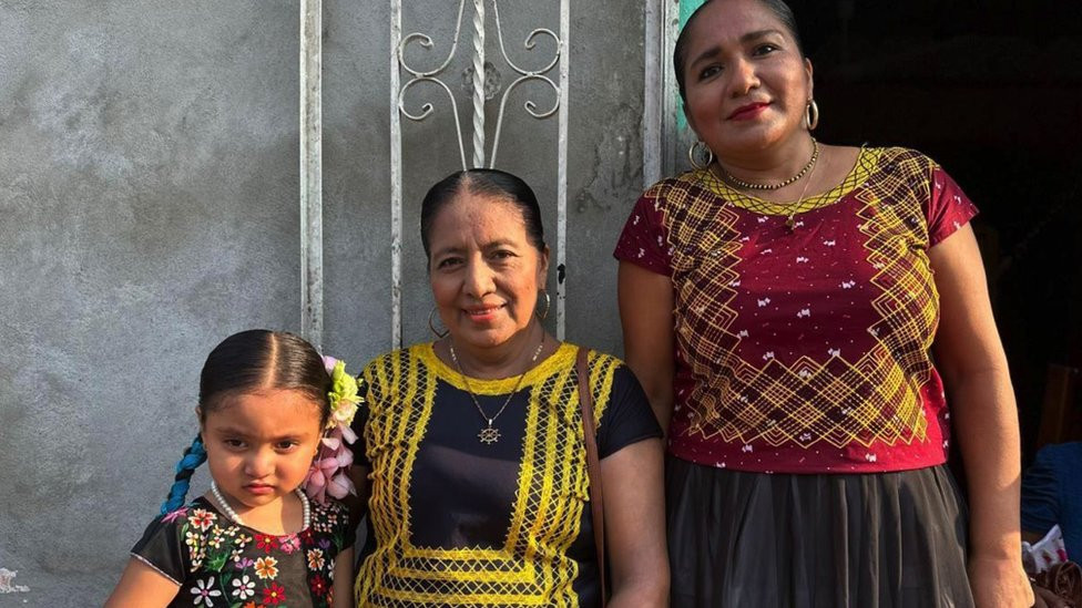 Female members of a Juchitan family pictured by the BBC.