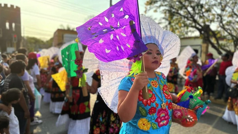 A group of women during a 'regada' parade in Juchitan de Zaragoza